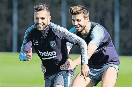  ?? © MIGUEL RUIZ / FC BARCELONA ?? Jordi Alba i Gerard Piqué ahir en el primer entrenamen­t del FC Barcelona després de quatre dies de descans