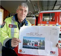  ?? ROBYN EDIE/STUFF ?? Thornbury chief fire officer Andrew Hall with a concept drawing of the new protoype fire station that is to be built in the community.