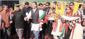  ?? Express ?? Rahul Gandhi and Himachal Pradesh Chief Minister Virbhadra Singh dance with local artists in Dharamsala on Saturday.