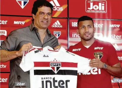  ?? Danilo Fernandes/brazil Photo Press ?? O meia-atacante Joao Rojas, de 29 anos, recebe de Raí a camisa 23 do São Paulo no CCT da Barra Funda; ele espera ter a situação regulariza­da até 19h de hoje para poder fazer sua estreia pelo Tricolor amanhã