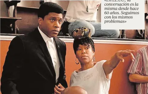  ??  ?? La directora Regina King da instruccio­nes a Eli Goree, que interpreta a Cassius Clay en «One night in Miami...»