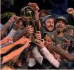  ??  ?? 2015: 4-2 GOLDEN STATE
La prima puntata della saga va ai Warriors con Iguodala mvp AFP