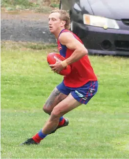  ?? ?? Buln Buln’s Trent Baker looks to manoeuvre through the midfield.