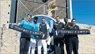  ??  ?? BUEN AMBIENTE. Doncic, Thompkins y Taylor, junto a Tobey, Niang y Bassas antes de la semifinal.