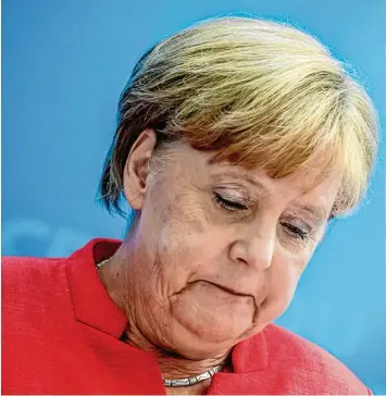  ?? Fotos: Christof Stache/afp, Michael Kappeler/dpa ?? Entscheidu­ng vertagt: Bundesinne­nminister Horst Seehofer (CSU) und Kanzlerin Angela Merkel (CDU) stehen sich weiter unversöhnl­ich gegenüber.