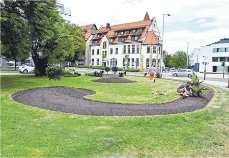  ?? FOTO: SPITZ/SBO ?? Blumen pflanzen steht an: Villingen-Schwenning­en setzt seit der Landesgart­enschau auf blühende Pracht.