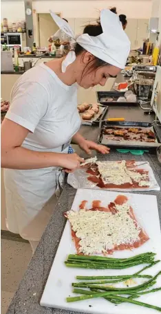  ?? Fotos: Andreas Lode ?? Beim Kochwettbe­werb an den Berufliche Schulen in Neusäß bereitet Lena Müller Spargel Schinken Sushis zu.
