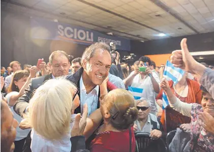  ?? ANDRéS D’ELíA ?? Saludo. Daniel Scioli, ayer, en un acto de campaña con jubilados en San Martín.