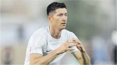  ?? Tolga Bozoglu / Efe ?? Robert Lewandowsk­i, en el último entrenamie­nto con Polonia.