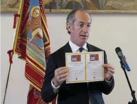  ?? Ansa ?? La scheda
Il governator­e del Veneto, Luca Zaia, mostra la scheda elettorale che verrà usata domenica