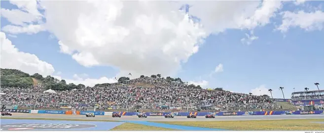  ?? MANUEL ARANDA ?? La grada de pelouse registró una gran entrada este sábado al reclamo de la carrera sprint.