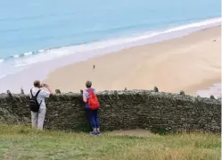  ??  ?? Du cap de Carteret, vue plongeante sur la plage de la Vieille Église.