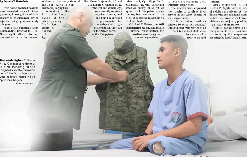  ?? FRANCIS WAKEFIELD ?? One rank higher Philippine Army Commanding General Lt. Gen. Macairog Alberto congratula­tes on their promotion one of the four soldiers who were seriously injured in field operations this year.