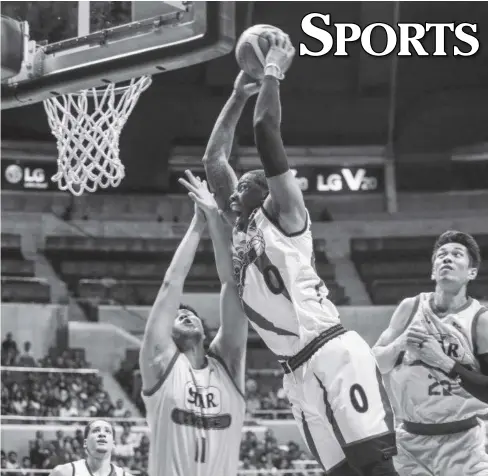  ?? PHOTO BY TRISTAN TAMAYO ?? San Miguel Beermen titan Charles Rhodes (0) scores on a dunk over the defensive of Star Hotshots’ Chris Javier during their 2017 Oppo PBA Commission­er’s Cup match on Sunday night.
