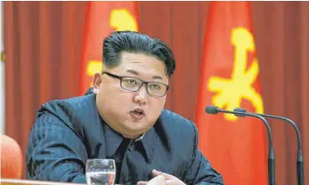  ?? FOTO: RODONG SINMUN ?? Der nordkorean­ische Machthaber Kim Jong Un sieht sein Land als Wahrer der konfuziani­schen Tradition. Die im Konfuziani­smus im Mittelpunk­t stehende Harmonie werde allerdings durch das System der Unterdrück­ung in Nordkorea pervertier­t, erläutert Referent...