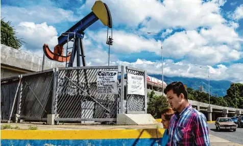  ?? Foto: Federico Parra, afp ?? Venezuela gilt als das ölreichste Land der Welt. Und trotzdem steht das Land kurz vor dem Staatsbank­rott. Dafür gibt es sehr viele Gründe. Einer ist, dass viele Ölpumpen im Land weniger fördern, als sie eigentlich könnten.