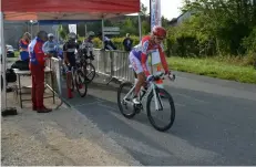  ??  ?? 200 cyclistes ont parcouru le circuit tracé autour de La Croixen-Brie.