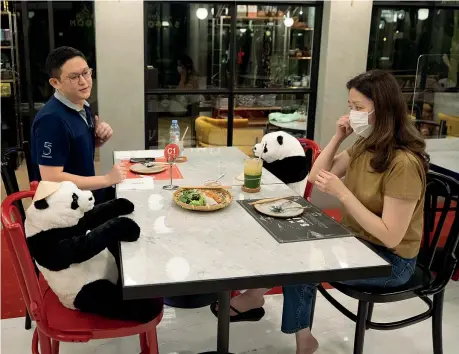 ?? (Ap) ?? Divisi dal Panda
Due clienti del ristorante «Maison Saigon» a Bangkok, dove alcuni panda di peluche dividono i posti a tavola, per ragioni di sicurezza