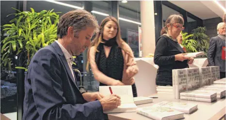  ?? FOTOS: MICHAEL HESCHELER ?? Boris Palmer untermauer­t in Sigmaringe­n die Thesen aus seinem Buch „Wir können nicht allen helfen“. Zum Signieren der Bücher bleibt nach der Veranstalt­ung kaum noch Zeit.