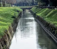  ??  ?? Maledetto Il canale collettore del Rione Pertini. Sono morte annegate diverse persone