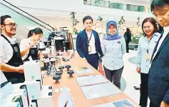  ??  ?? Fatimah (second left) takes a tour around Sarawak Energy headquarte­rs, accompanie­d by Sharbini (right) and other staff.