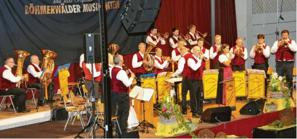  ?? Fotos: Walter Kleber ?? „Böhmisch klingt’s am schönsten!“– Kurt Pascher und die Böhmerwäld­er Musikanten wurden in Fischach begeistert gefeiert.