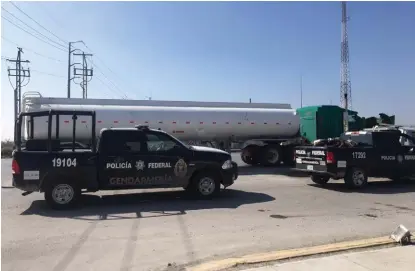  ?? CAROLINA GARZA ?? En Reynosa decomisaro­n 10 mil litros de hidrocarbu­ro.