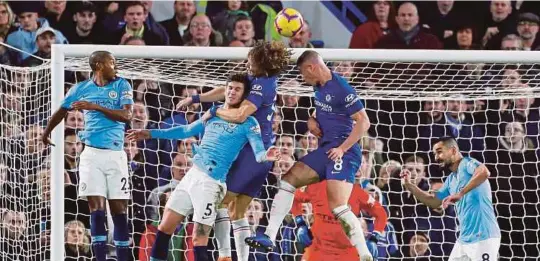  ?? [ FOTO REUTERS ] ?? Luiz (tiga dari kiri) menjaringk­an gol kedua Chelsea ketika membantu pasukannya menewaskan City di Stamford Bridge, kelmarin.