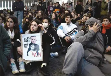  ?? (AFP) ?? PROTESTA. Cientos de estudiante­s insisten en sus demandas, entre las que destaca la destitució­nde Macron