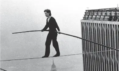  ?? ?? Philippe Petit caminó por una varilla de acero a 500 metros de altura, entre las Torres Gemelas de Nueva York. WIKIPEDIA.