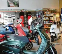  ??  ?? Im Verkaufsla­den von Motorrad Technik Hamann in der Berger Allee 11 findet man eine große Auswahl an Zubehör und Ersatzteil­en.