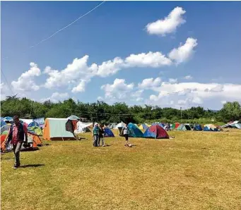  ?? WEHRSCHÜTZ ?? Improvisie­rtes Lager unweit der bosnischkr­oatischen Grenze. Hier warteten am Samstag rund 70 Menschen auf den Weitermars­ch Richtung Norden