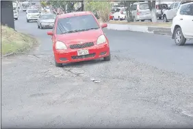  ??  ?? A solo unas cuadras de la Municipali­dad, el asfalto se encuentra en pésimas condicione­s y hace sufrir a automovili­stas.