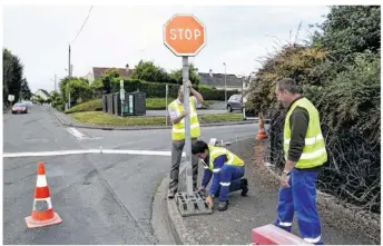  ??  ?? Traçage provisoire par les employés communaux, avant le définitif qui sera effectué par l’entreprise Traçage Service de Saint-Léonard-des-Bois.