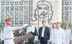 ??  ?? El presidente colombiano, Juan Manuel Santos (primero de der. a izq.), asistió ayer a una ceremonia en el monumento a José Martí, en La Habana.