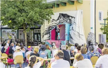  ?? BILD: SN/ANDREAS KOLARIK ?? Der Dorfplatz von St. Koloman wurde zur Opernbühne.