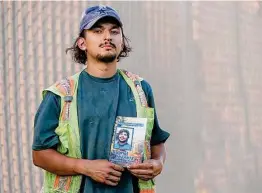  ?? Marvin Pfeiffer/Staff photograph­er ?? Joshua Espinoza, with the memorial program for his best friend, Gabriel Infante, 24, whom he watched suffer a heat stroke and who later died.