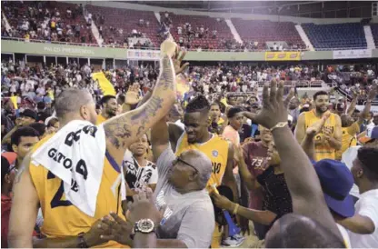  ??  ?? Fanáticos y jugadores se confuden durante la celebració­n del séptimo campeonato del conjunto de Villa Juana.