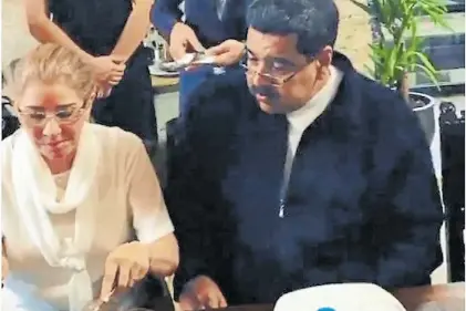  ?? EFE ?? Tierna. Maduro y Celia, su mujer, cortan la jugosa carne que les sirvieron en el restaurant­e de Estambul.