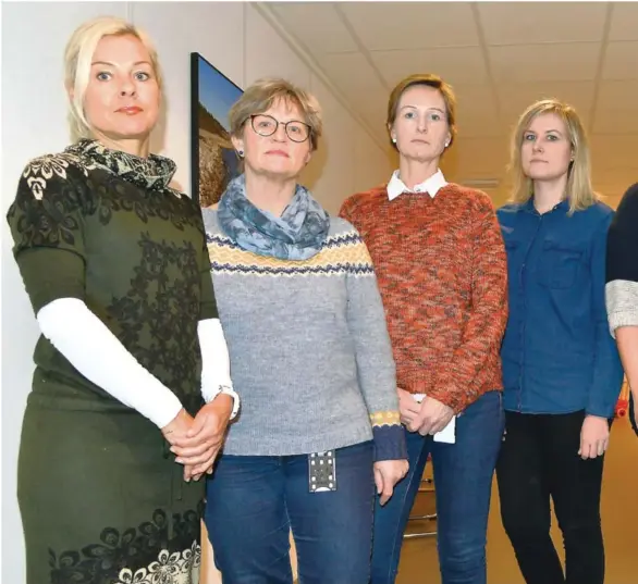  ??  ?? PROTESTERE­R MOT UNDERBEMAN­NING: Her er noen av helsesykep­leierne i skolehelse­tjenesten i Arendal kommune: Mirjam de Presno (f.v.), Eirin Mykland, Trine Sofie Ilestad, Ireme Watne, May Helena Pedersen, Caroline V. Engkvist og Marianne Sunde.