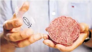  ?? D. PARRY/PA WIRE ?? Ein Start-up züchtet Fleisch im Reagenzgla­s, bis 2021 will es seine Burger auf den Markt bringen.