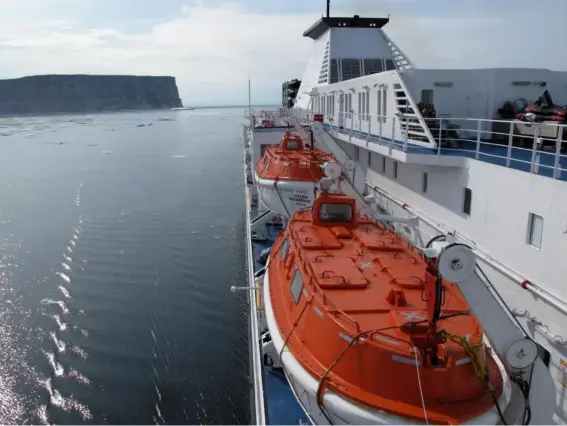  ??  ?? The ‘Ocean Endeavour’ approaches Akpatok Island but frustratio­n followed (Simon Calder)