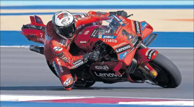  ?? ?? Francesco Bagnaia pilota la Ducati Desmosedic­i de 2024 en el primer día de test de Qatar.
