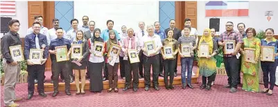  ??  ?? YEO (belakang enam kanan) merakamkan gambar kenangan bersama pemenang Pertanding­an dan Penarafan Bintang Tandas Bersih.