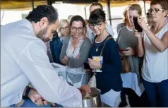  ?? (Photo J.- M. P.) ?? Le public travaille et apprend au plus près des grands chefs français.