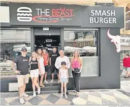  ?? ANDRÉS CARRASCO ?? José Ignacio Landaluce y Sabina Quiles con los dueños de ‘The Beast Burger’.