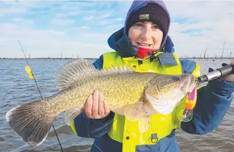  ?? Picture: KEVIN WILD ?? CODDLED: Amber Stone with one of the Murray cod she caught from Lake Mulwala at the weekend.