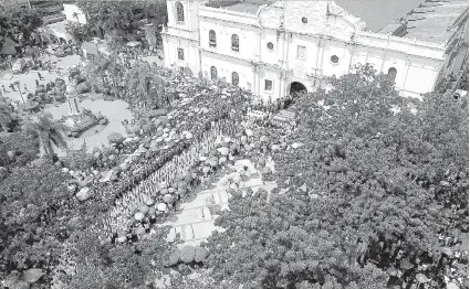  ?? / ALLAN CUIZON ?? ■ CEBU METROPOLIT­AN CATHEDRAL: Makita sa aerial view nga napuno ang sulod ug gawas sa Cebu Metropolit­an Cathedral sa mga tawo nga nanamilit kang anhing Cebu Archbishop Ricardo Cardinal Vidal atol sa seremonyas sa paglubong niadtong Huwebes sa buntag.