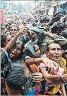  ?? RUPAK DE CHOWDHURI / REUTERS ?? Pobres piden ropa en Calcuta