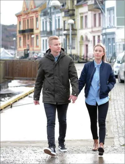 ??  ?? Lisa og André Martinsen har flyttet hjem til Farsund for å realisere ungdomsdrø­mmen: Plante en helt ny menighet.